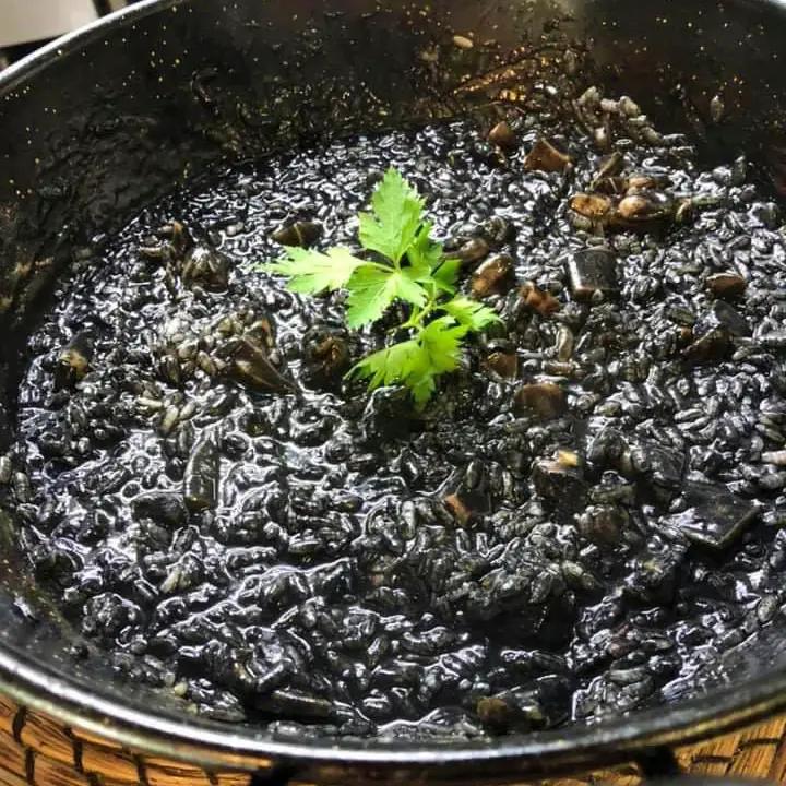 Arroz negro de Cachon con Alioli